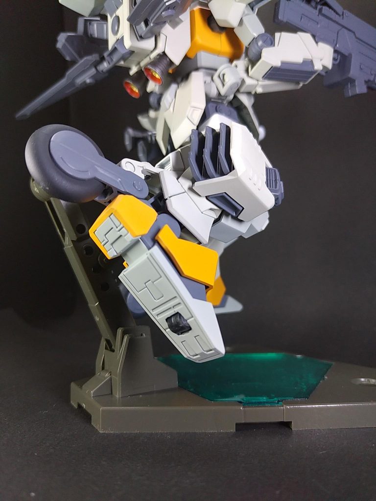 脚部にビルダーズパーツMSグランドのホバーユニットとM.S.Gセントリーガンの車輪を付けました。足の裏にも車輪状のパーツを付けました。