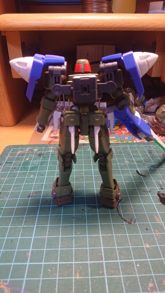 腰にはしっかりとビームサーベルを装備。