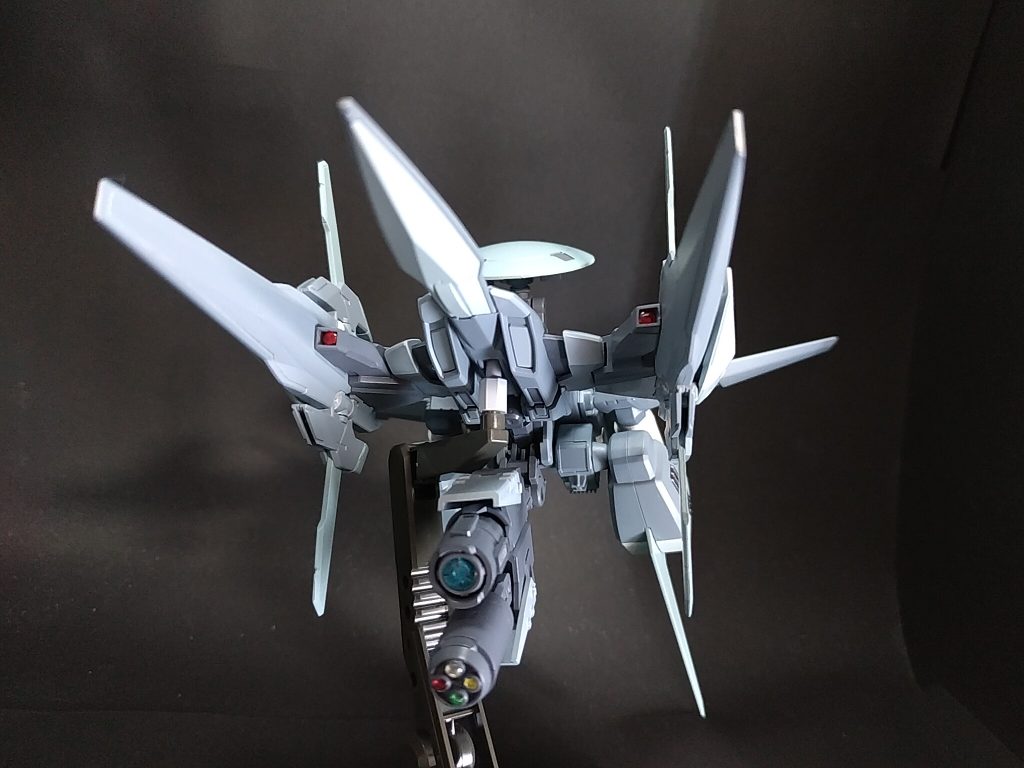 機体下部のカメラユニットはM.S.Gプロペラントタンク(丸)を組み替えて作りました。大きいレンズの方はビルダーズパーツのサイトレンズの基部に青竹色を塗ってUVレジンを盛ってます。小さい方はシルバーを下地にクリア各色を塗ってUVレジンを盛ってます。バインダー内側のGNビームマシンガンは赤のクリアランナーを使ってセンサーに変えました。