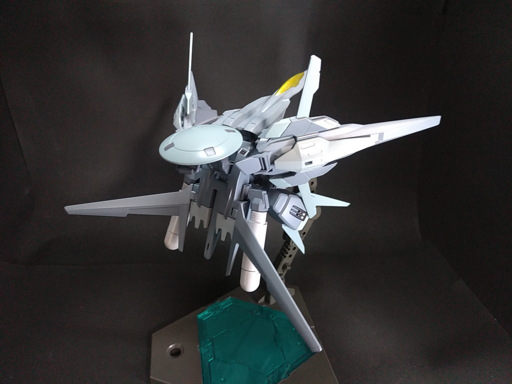 ダブルオーとのドッキングギミックを使ってエールストライカーを90°曲げてます。