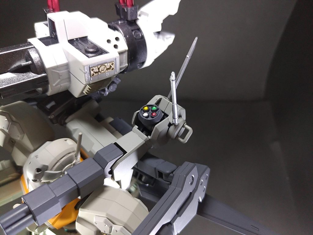 複合通信ユニット通常の電波を利用した通信システムから、ミノフスキー粒子、GN粒子散布下でも有効なレーザー通信など様々な通信システムを搭載した通信ユニット。ヘイムダルからのデータ受信、フォースメンバーとの情報共有、戦闘指揮などを行うのに必要不可欠な装備である。ジェスタキャノンの余剰となるジェスタの肩を基にアンテナなど通信機器っぽいパーツを付けてみました。