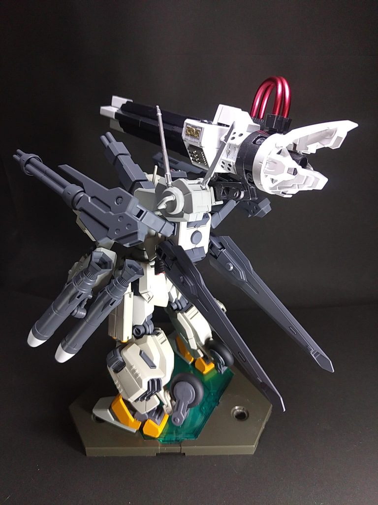 複座型にするにあたって腹部を2mm延長、コックピット部分にレギンレイズの二の腕のパーツなどを使ってコックピットを大きくしました。バックパックにガードフレームの余剰パーツで作ったレオパルド･ダ･ヴィンチのバックパックを追加。パワードアームズパワーダーを使って左側にガトリングを追加装備、右側にジェスタキャノンのビームキャノンを移設しました。バインダーガンはスタビライザーに見立てました。使用した塗料は胸部オレンジ　TS-56 ブリリアントオレンジ本体ベージュ　AS-16ライトグレイ(USAF)本体グレー(ジェスタキャノン追加装甲など)　TS-81ロイヤルライトグレイヒザ先端、肩六角形パーツ　AS-20インシグニアホワイト関節、武器　SG09MSグレージオン系脚部ローラー　TS-82ラバーブラックカラーリングを考えるうえでまず、複座型といえば「VF-1D」を思い浮かべたので、オレンジとベージュをメインカラーにする事に。細かな配色は「リゼル ゼネラルレビル配備機」を参考にしました。