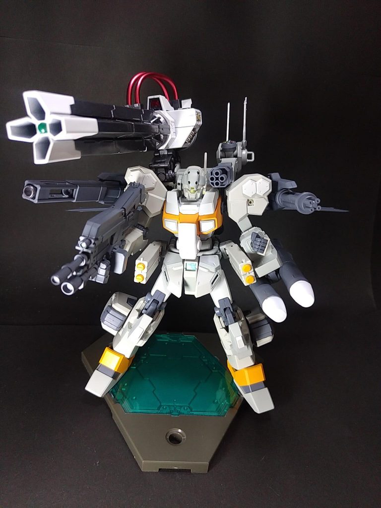 武装展開状態ジェスタキャノンの装備に加えバックパック左にビームガトリング、左腕部に大型ミサイル、両腰に2連装グレネードランチャーを追加装備している。ビームサーベルなど近接武器を持っていないため接敵時はグレネードランチャーによる攻撃、牽制を行い回避行動をとる。