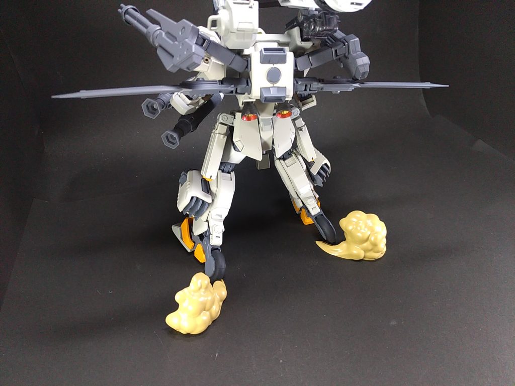 高速移動モード脚部のローラーを展開、背中のスタビライザーを水平にする事で安定翼として機能させる。ホバーも装備しているので整地、不整地問わず高速で移動できる。