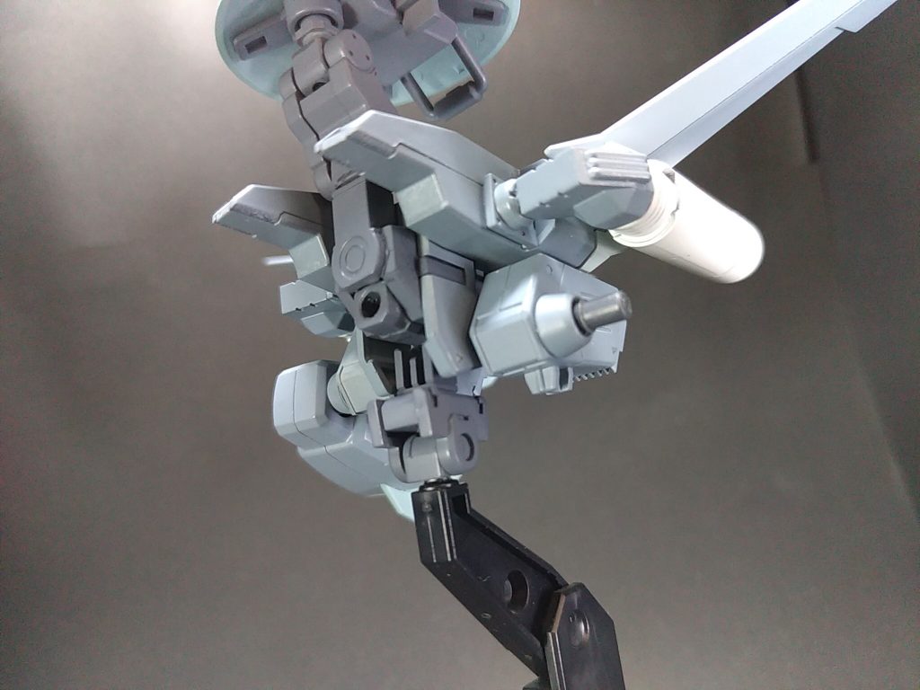 オーライザーとエールストライカーの接続は、オーライザー側はダブルオーのドッキング軸をそのまま使いました。エールストライカー側はボールデンアームアームズやガンプラバトルアームアームズのジョイントを使い、オーライザーの接続穴やレドームの接続軸を作りました。ガンプラバトルアームアームズのν-ガンダムのバックパックに使える拡張パーツを使ってメインスラスターの位置を外側に広げました。使用した塗料はTS-32ヘイズグレイAS-26ライトゴーストグレイ117 RLM76ライトブルー115 RLM65ライトブルーSG09MSグレージオン系観測機なので「撃墜されない」事が大事と思い、カラーリングはロービジカラー風にしました。4色も使ったので「風」です(^-^;)