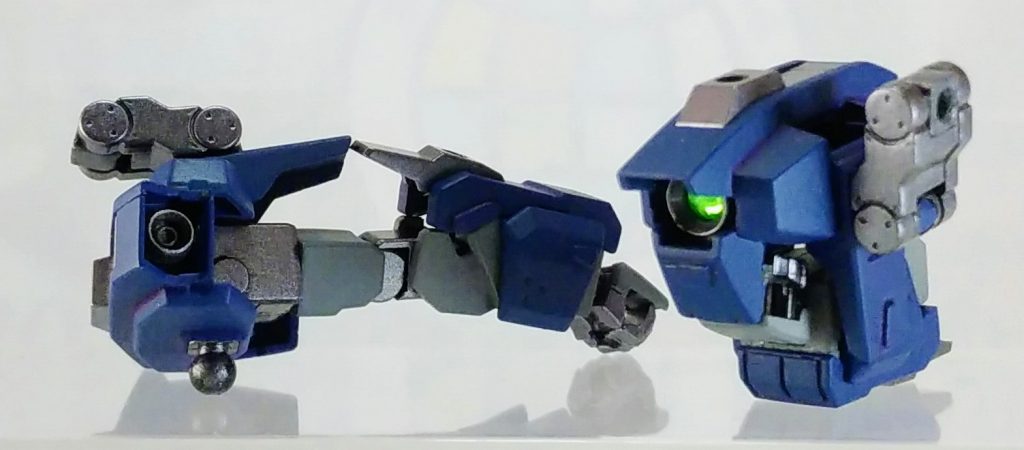 ほっそりした腕部に、ジャンクパーツのスターク・ジェガンのグレネード部分を移植。変形にも支障ないように改造しました。