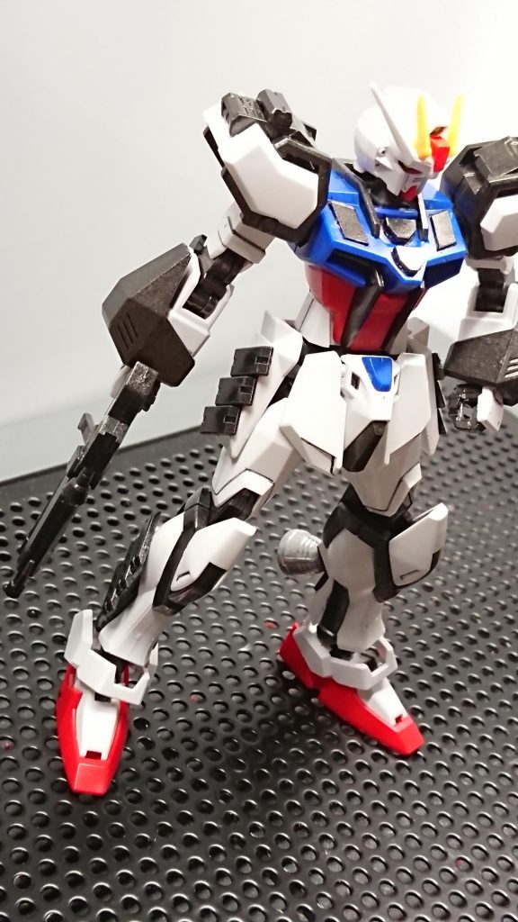 今回のコンセプトは「大真面目にガンプラバトルするなら自分はどんな機体を創るのか」とわりと真面目に考え抜きました。自分のゲームの腕や諸々を考えた時に恐らく超遠距離狙撃!とか超近接型!とかすごい魅力的なんですが、そんなゴリゴリに尖った性能のモノは絶対に扱えないとの結論に至り、どうしようかと考えたところとりあえずなんでもできる様な機体だったらイケるかもしれんと思い、もともと汎用性の高いストライクガンダムをベースに更に強化発展、改修しあらゆる状況に対応できる様創り始めました。