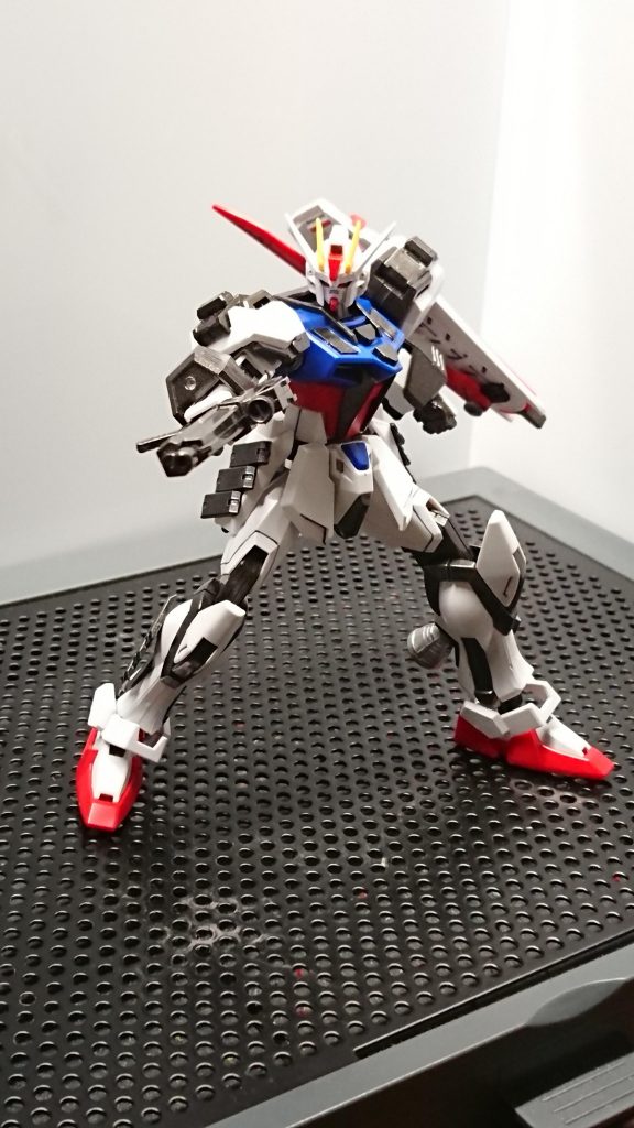 改修点・ジャンクを流用した部分的な装甲の追加・バーニアを後ろ腰とふくらはぎに追加し機動力の底上げ・腕部バルカン砲、シールドブレード追加・エールストライカーパックにバインダー、キャノン砲、エネルギータンクの追加・若干のスジ彫り、プラ板加工・ガンダムマーカーと水性塗料での部分塗装と、なっています。