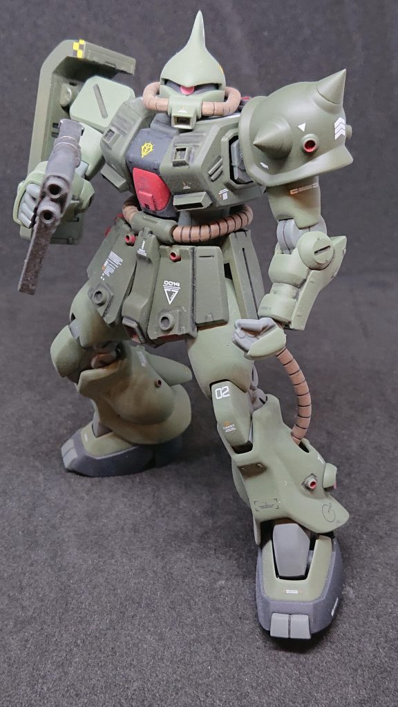 ザクⅡ改は脚が細く見えるので太もも部分をエポパテで太らせました。
+