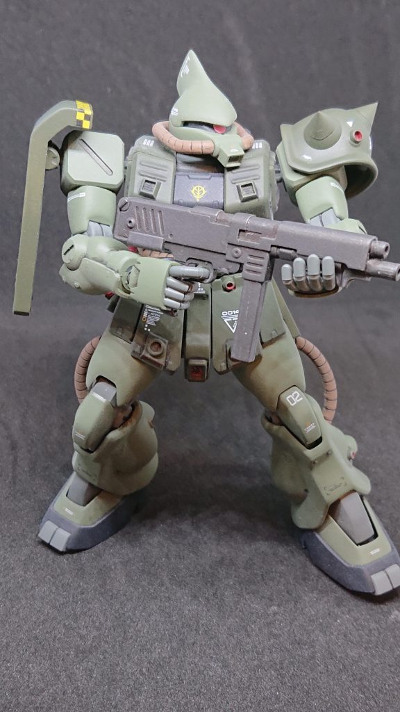 付属のマシンガンは大きすぎと感じたので、F2ザクのモノを拝借しました。グレネードランチャー無しですね。
+