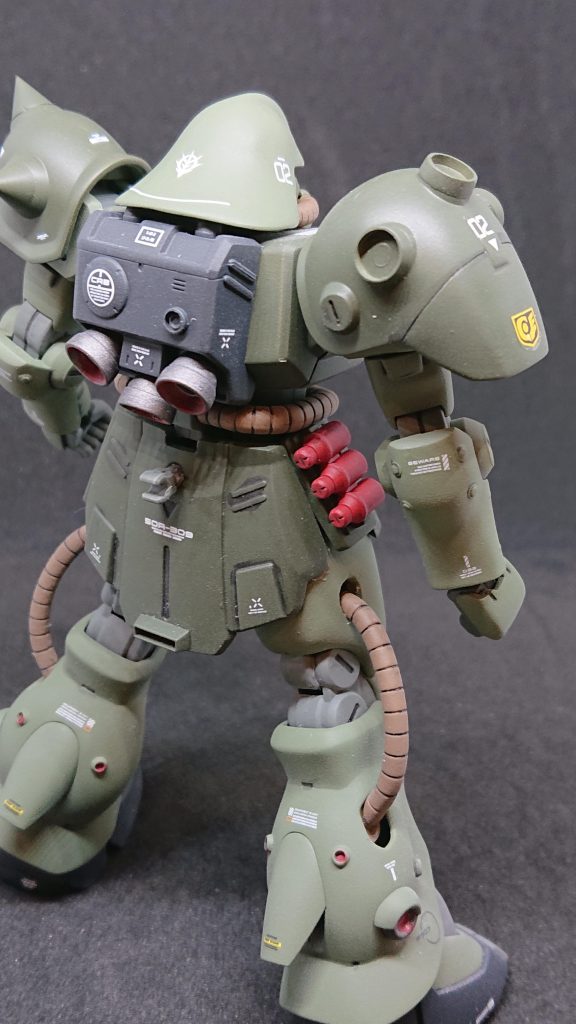 シールドを外して、ハイザックのショルダーアーマーを加工して取り付けました。
+