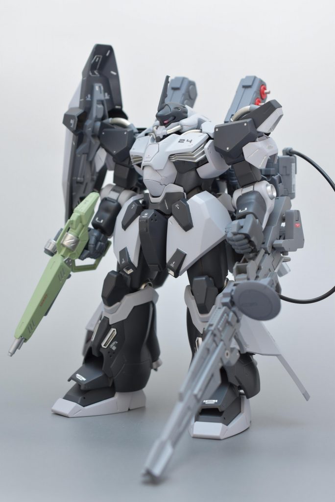 正面からの写真ですロングレンジ・ビーム・ライフルは、MSGパーツの組み合わせで製作しました。シールドは肩に装備箇所を変更。ライフルはほぼそのままです。背中にはビルダーズパーツのファンネルを装備しました。