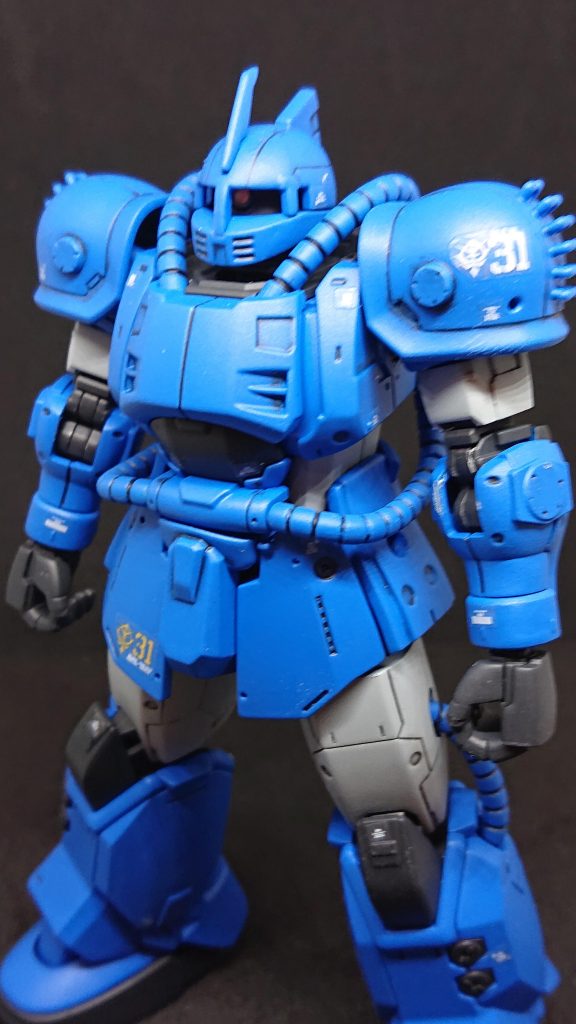 マーキングは付属の物を使用。ショルダー部分のジオンマークが浮いちゃってます。