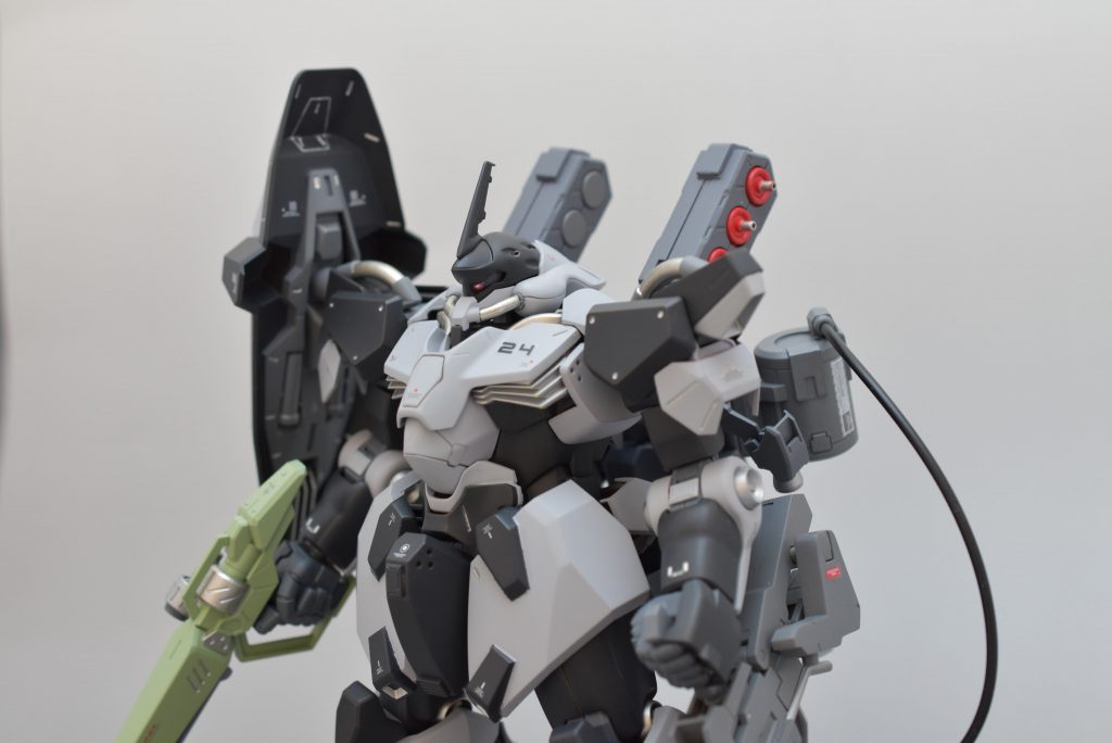 バストショットです。モノアイは100均のラインストーンを使用しました。ちょっとの光でも輝いて見るのがいいところ。