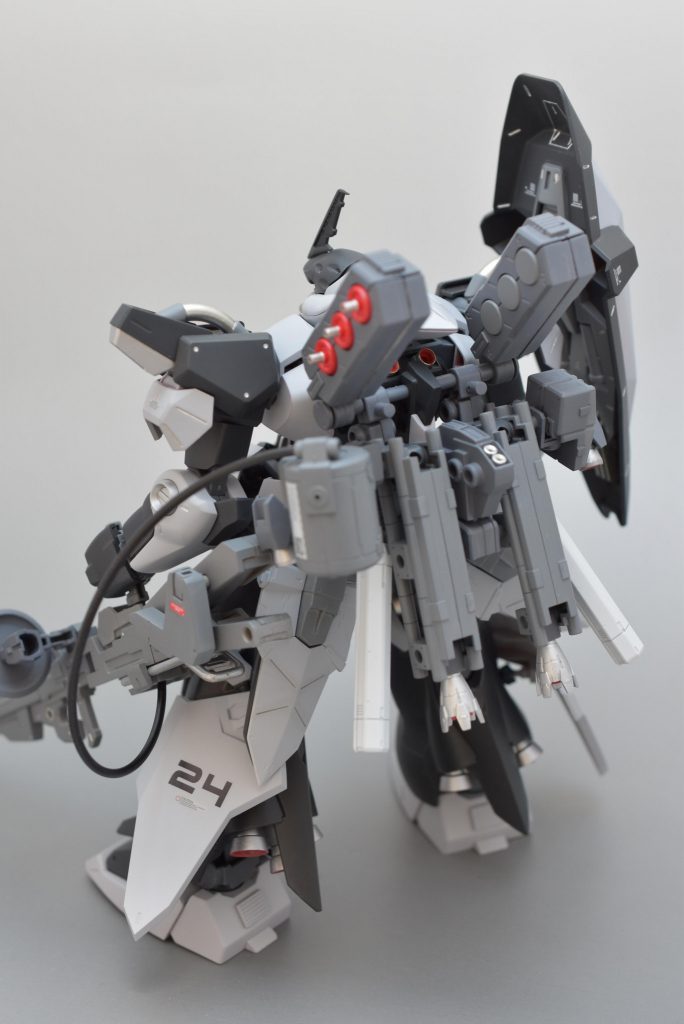 背面の写真です。腰スカートをビルダーズパーツの小型ファンネルコンテナに変更しました。バックパックもライフル同様MSGパーツの組み合わせで製作しています。