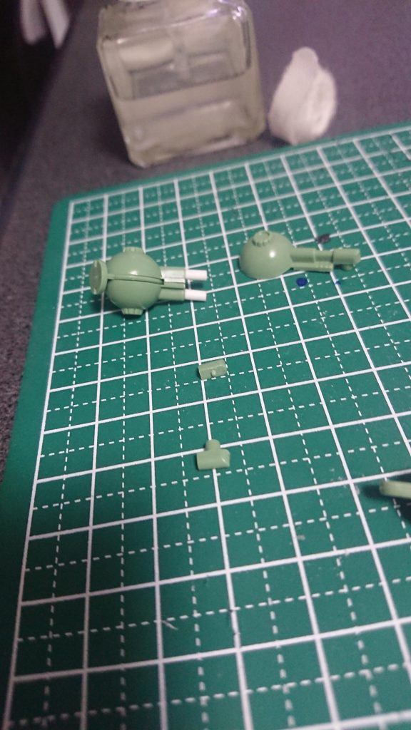 腕の造形が好みでなかったのでプラ棒でパイプ化