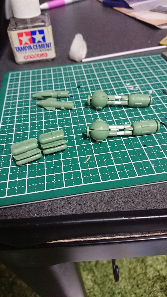 旧キットはヒケも合わせ目も酷いのでしっかりと面処理…初の旧キット、今のプラモからすると色々残念な所が多いけど、シンプル故なディテールの入れやすさ、嬉しいラインナップ、そして価格の安さ…手間をかければかけた分カッコよくなるので楽しい(°▽°)!