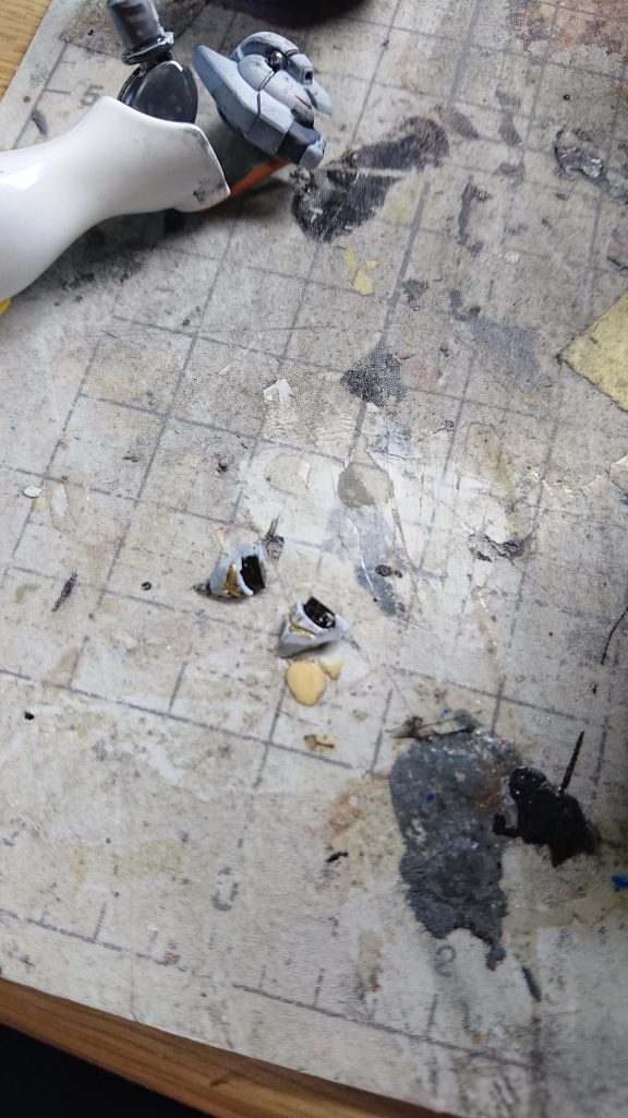 エナメルで顔のパーツを割りました…いやーきつい