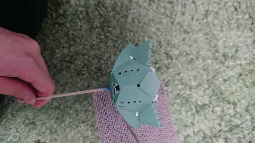 サフ前口の中にPCパーツをパテで固定、余ったランナーを先端パーツ側に接着して交換可能に。