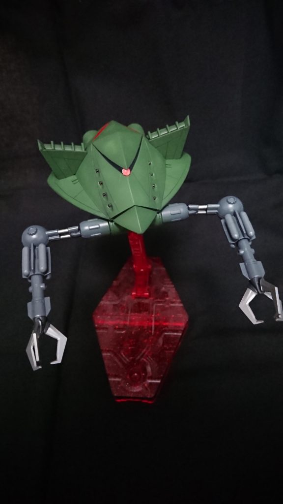 4連ミサイルやスラスターには手芸屋で買ったメタルビーズを埋め込んだり、全体的にスジボリとプラ棒追加したりでディテールアップをしてみました。