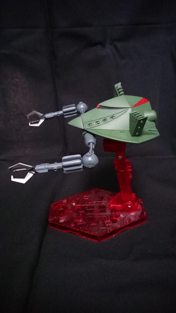 メタルビーズでディテールをちょい足し。メインスラスター上部のパーツは上手く噛み合わず隙間だらけだった為、パテで成形しました。