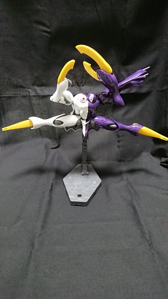 可動域は見た目の割に意外と広く、特にポージングに困ることは無さそうです。ただシンプルな関節構造な為最近のガンプラと比べると人によっては少し物足りないかも…?