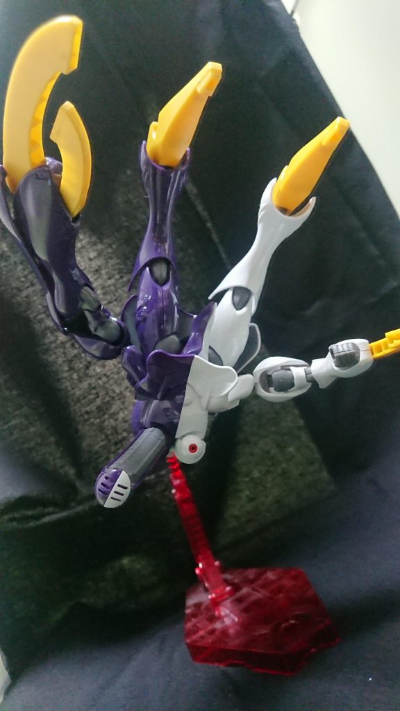 変形も首のパーツと手のひらのパーツだけ差し替えで簡単に再現できます。ただ飾る時のバランスが難しい……大きめのスタンドが欲しいかも…?