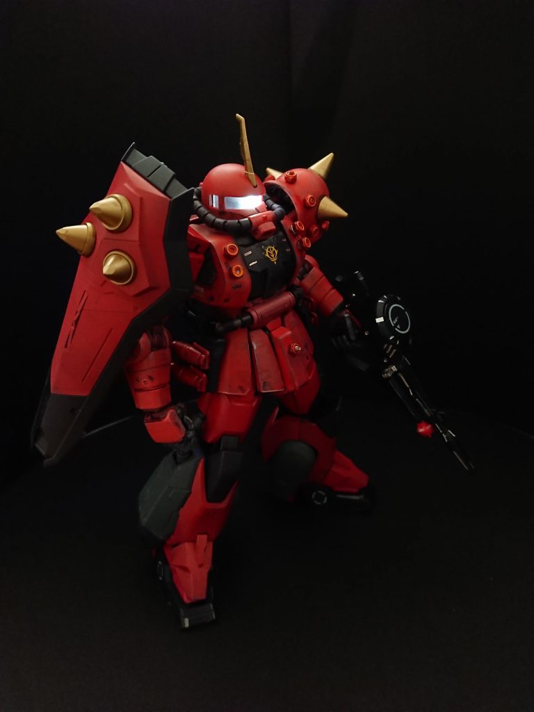 LEDを内部に仕込んで、モノアイとスラスターを発光させています。