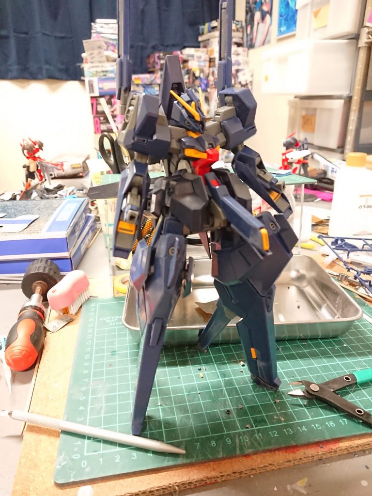 制作するにあたって素体はシュバルべグレイズのフレームを使用しそのまわりにハイゼンスレイⅡの武装を貼り付けていく形で作成した。