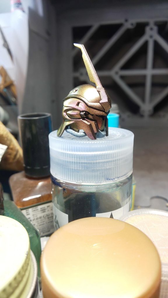 まずは頭から作り始めました。ムラなく吹くのに苦労しました。