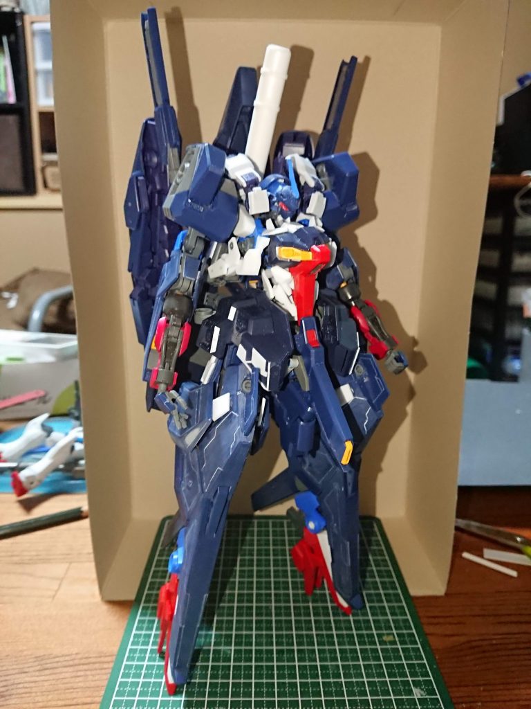 最終調整前この後全体的な調整やギミックの確認を行い、240～2000番まで段階分けしてヤスリがけを行い、サーフェイスを吹いて1000～2000番手でヤスリがけを行い塗装。金属チックなパーツにはガイアカラーアルティメット（光沢）を使用してから金属色を塗布した。その他配色はフレイムレッド、ニュートラルグレーⅢ、ライトグレーFS36495、ガイアカラーピュアホワイトにガイアカラークリアパープルを1滴混ぜたものやExゴールドを使用した。トップコートはExセミグロスクリアープレミアム（半光沢）を使用した。塗装を急ピッチで行ったため塗装の写真がありませぬ。