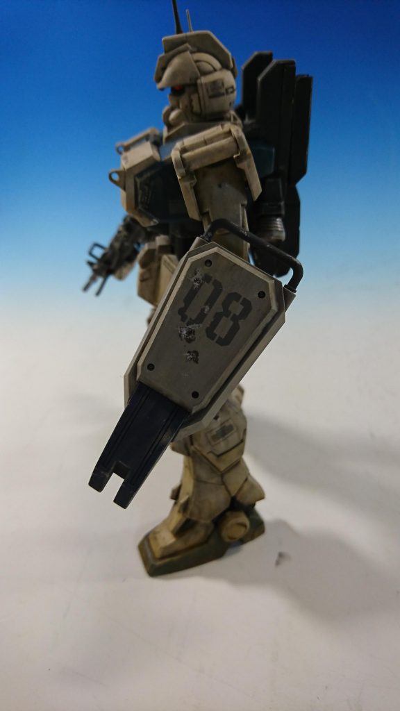 塗装についてはシールド、アゴの赤、ビームライフルのホワイトを塗り、また独自に頭部バルカンと背部バーニアをシルバーで塗り分けました。それ以外は形成色のままです。
+