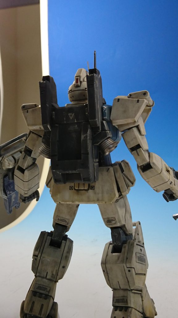 ウェザリングについては、シールドと右肩にリューターで弾痕の加工を施した後にサンド系の色を中心に使い、なるべく砂漠戦をイメージして行いました。ちなみにエナメル系の塗料は使用していません。でないと割れてしまいますよ......基本塗装ほとんどしてないし関節ABSだし。
+