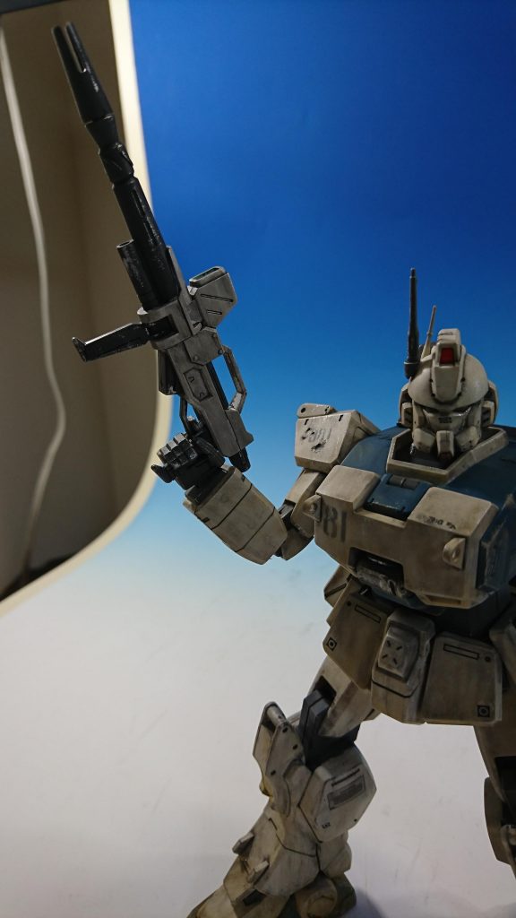 ビームライフル。前述の通りホワイトは塗り分けてあります。正直関節以上に武器のダボピン接続がなくてすぐにプラつくのが一番きつかったな.....。
+