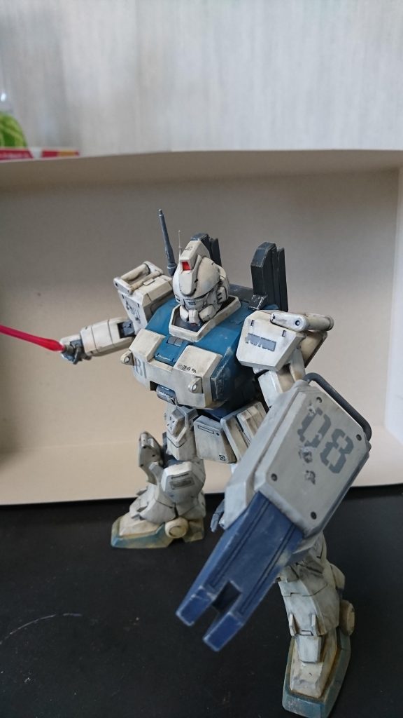 別の日に撮ったんで背景変わってますがビームサーベルとシールド。シールドについては色を陸戦型ガンダム準拠のカラーに塗り替えてから弾痕を穿ってます。やっぱ陸ガン系列はこのシールドあってこそだと思います。
+