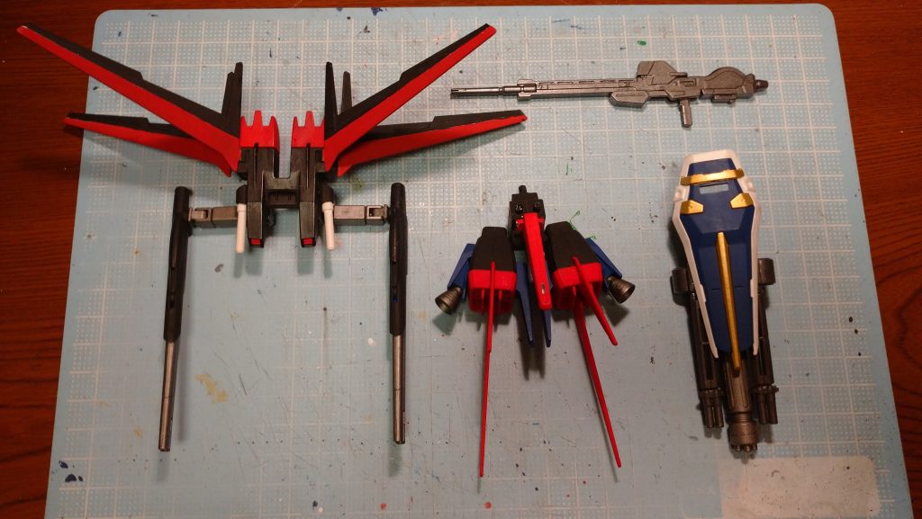 エールストライカーをベースにバーニアを追加。さらにビルドブースターの大型ビームキャノンを付けてみました。
シールドにはユニコーンのビームガトリングとさらに大型ガトリング砲を追加し、グフカスタムのようにしてみました。