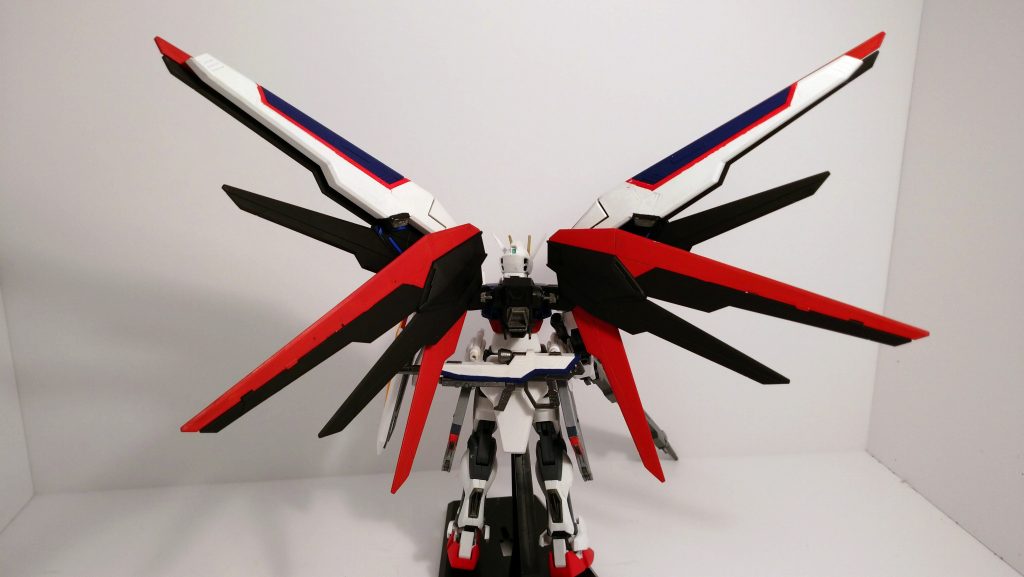 ウイングバインダー展開。バックショットです。ビームライフルを腰にマウントしてます。