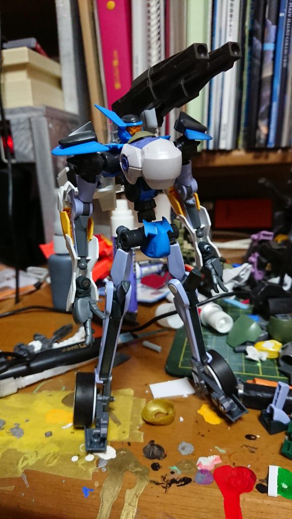 ここまで見て頂きありがとうございます。ここからは、製作過程の写真です。上はかなり初期の写真です。606の塗装の合間に作り始めていました。今見るとかなりほっそりしてますね。胴体は、ブレイヴの胴体を前後逆にして、ビークルモードへの変形機構を確保しています。背部ユニットはそれっぽいパーツが無かったので、プラ板でスクラッチしました。