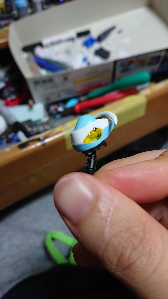頭部のカメラ部は色を塗った後にUVクリアパテを充填する感じで作成しました。