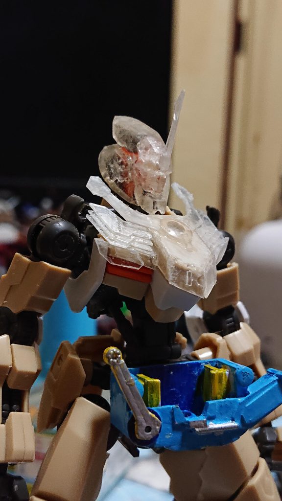 特徴的なクリアパーツはレジンとクリアプラ板から 最初クリアパーツとガンダムフレームってどうなのかなーとか思ってましたが塗装してみるとそこまで気にならなかったですね 色の力って凄い