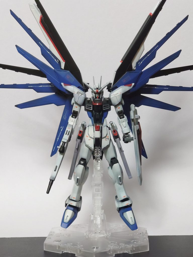 胴体や足の延長など細かいところの調整は行っていますが、その中でも特に力を入れたのがこのウイング展開です!
もともと、色分けされていたものを可動できるようにしただけですが…😓