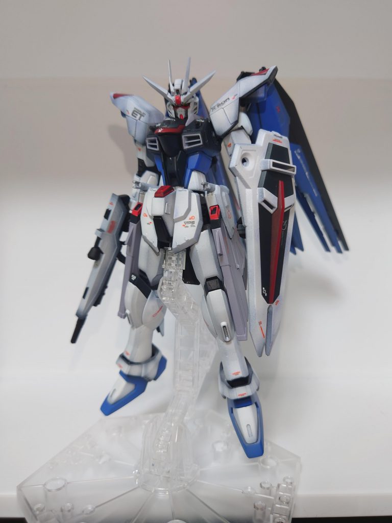 右肩が、特に白の吹付けが甘かったのかつや消し後にこの状態になってしまいました。修正も考えたのですが、全体のバランスをうまく修正できる自信もなく、妥協しました…