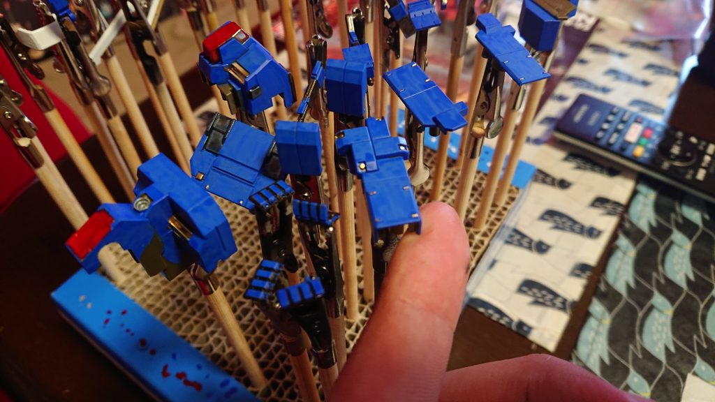 今回の目的は細かい筆塗装の練習です。マスキングに頼らずちまちまと色を乗せていきます。まー細かい！しかしワンポイントあるだけでかなりリアリティが増しますね。墨入れよかこっちの方が自分は好きです。
    +