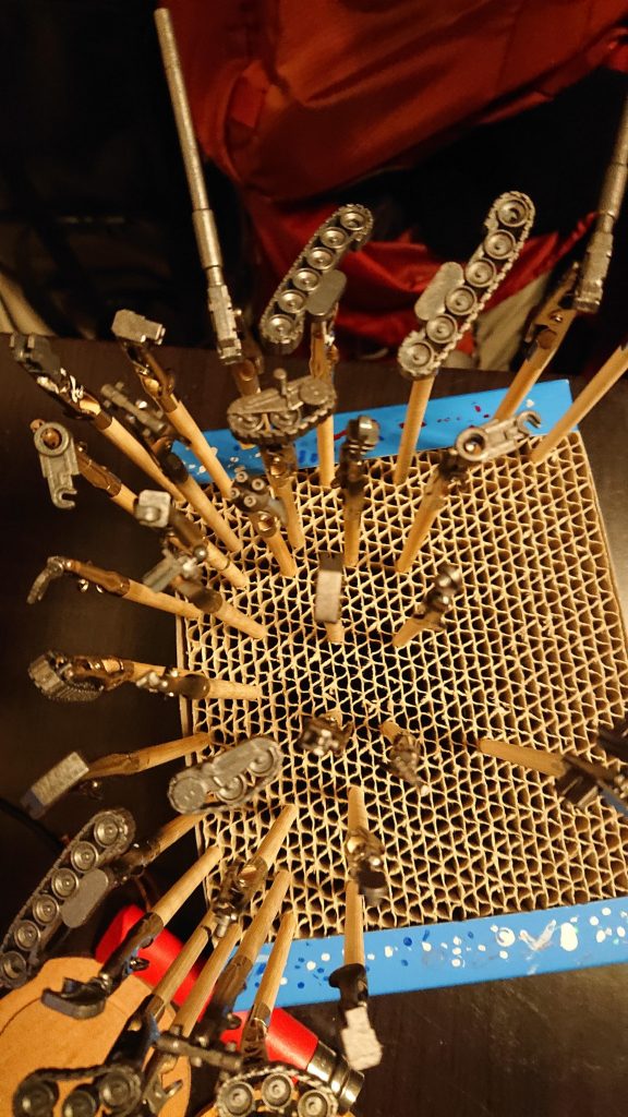 内部パーツ、関節部分、キャタピラと兵装は前回同様黒鉄色で。ただ黒鉄色はメタリック感が強すぎて、武器にはちょっと合わないですね。プラ感を出さずギラギラしない重い色、おすすめあれば教えてください。
    +