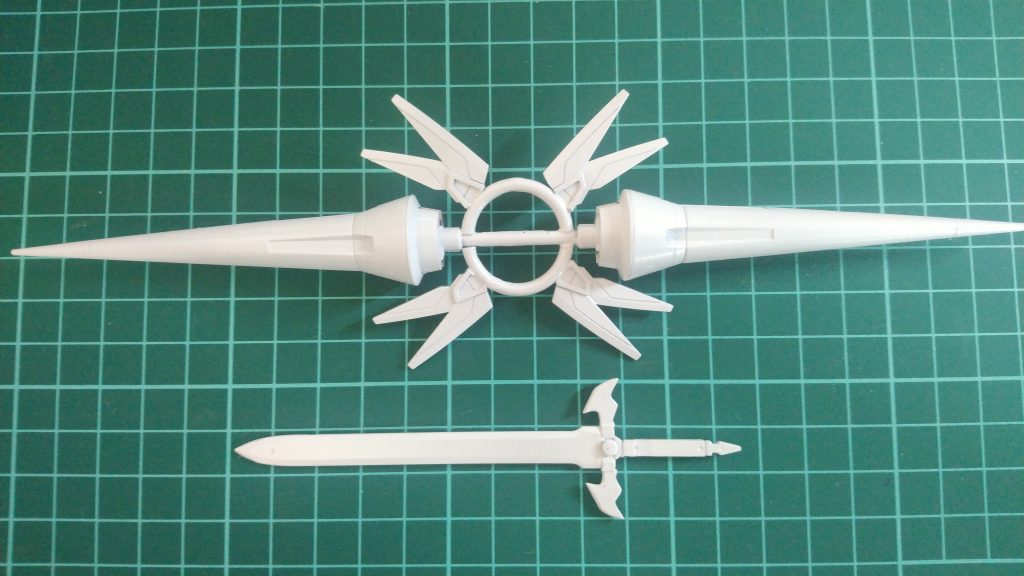 光槍「グングニル」（上）
ジンクスⅢのGNランス２本をベースにメルクワンのフィンザンバーとランナーで自作。
近くで見ると柄周りはちょっと汚い出来・・・
構造上めちゃくちゃ持たせにくいやつ。

神剣「ブルトガング」（下）
グレイズリッターのナイトブレードをベースに鍔をプラ板で自作。
めちゃくちゃ持たせやすいやつ。

どちらも元ネタのイメージに合うようパールを吹いてみました。
もう一回吹いてもよかったかも。