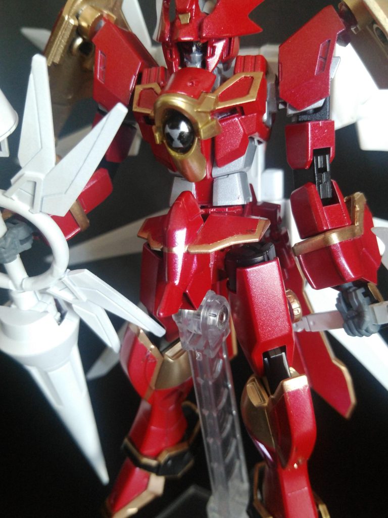クリムゾンモードといえば各所にあるマーキングが印象的ですがあいにく技術不足で手が回らず・・・
とはいえ胸部のデジタルハザードマークだけはなんとか入れたくて頑張ったものの不完全なものとなってしまいました。（○が足りない）


各所にある金のラインは一部プラ板で再現したりマスキングだけで誤魔化したりですがプラ板貼った方が見栄えいいですね。