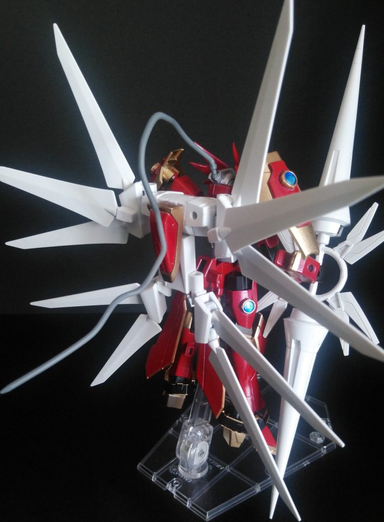 背面。実は構想自体は数年前からありまして、ギャラクシーブースターを初めて見た瞬間に「あ、これなら楽にクリムゾンモードとか天使系みたいな羽根が多いのに使えるな」と思ったのが始まりでした。

髪?はプラ棒を炙って曲げたものを。
こうゆうの作るのほぼ初めてだったけどまぁそこそこいい感じに・・・？
基部だけBJなので多少は表情付けもできます。