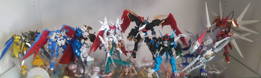 はやいものでガンプラでデジモンを作り始めてこの盆休みで丁度３年になりました。これまでの作品と記念撮影を。
ウォーグレイモンから始まり８体目となりました。（パイルドラを１体換算）
制作ペースは遅いですがこれからも作り続けて行こうと思いますので応援よろしくお願いいたします。

さて、次回ですが久々にロイヤルナイツに手を出そうと思っています。
年内に行きたいところですがさて・・・
