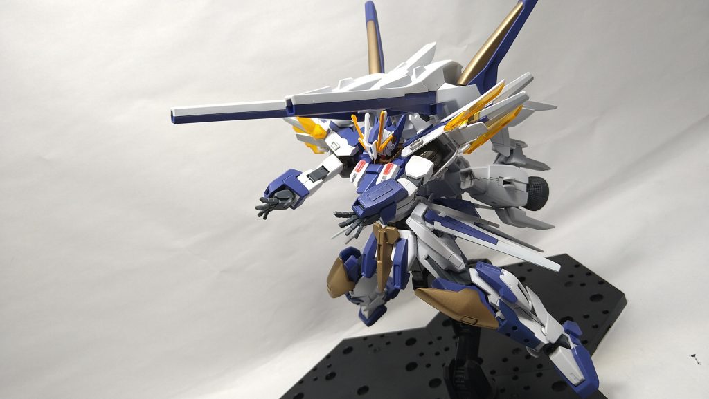 [武装:ツインメガビームランチャー]
V2アサルトバスターから流用。
中･長距離攻撃時に使用。
射撃出力切替によりビームランチャー砲と威力の大きいビーム弾の塊を発射可能。