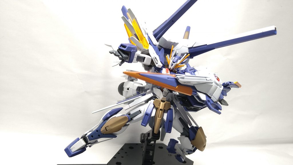 [武装:大型複合武装I.W.B.S.]
ダブルオーガンダムセブンソード/Gに付属するGNバスターソードを軸に製作しました。
この武装は戦況に合わせ使い分けることが可能。
セイバー、ランチャー、シールド、ソードビットの4つの武装にて構成されている。
アルファベットの意味は
Integrated Weapons Buster Shield
の略称